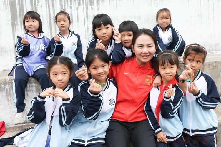 开云体育中心：第九座玫瑰梦想球场落成 中国女足探营系列公益活动持续进行