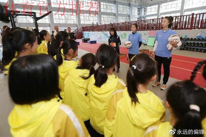 与球星亲密互动，让女孩爱上女超——海埂“耀·探营”释放女足魅力